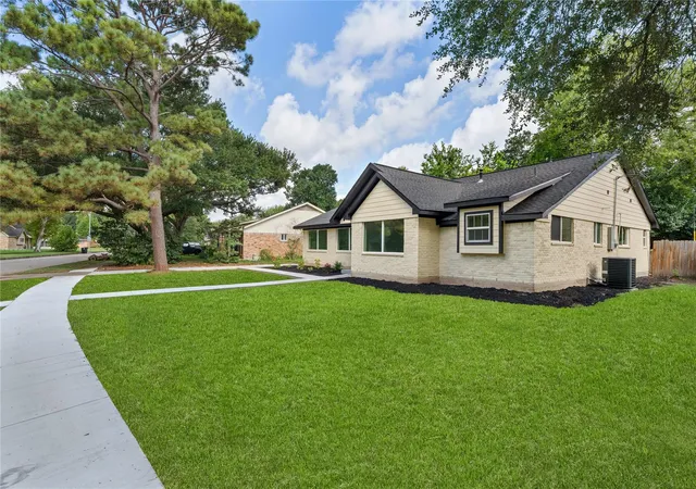 Photo 2 of Sale Pending at 6010 Cartagena St, Houston, TX 77035 | MLS# 200975 | Listing updated on 2026-08-29