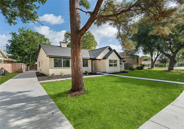 Photo 3 of Sale Pending at 6010 Cartagena St, Houston, TX 77035 | MLS# 200975 | Listing updated on 2026-08-29