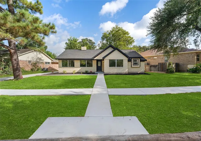 Photo 3 of Sale Pending at 6010 Cartagena St, Houston, TX 77035 | MLS# 200975 | Listing updated on 2026-08-29