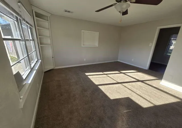 Photo 3 of Single family home for sale at 5 Lanes End St, Baytown, TX 77520 | MLS# 14335798 | Listing updated on 2026-08-29