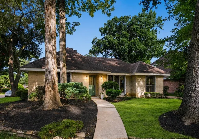 Photo 2 of Sale Pending at 3811 Honey Brk Dr, Kingwood, TX 77345 | MLS# 6511559 | Listing updated on 2026-09-16