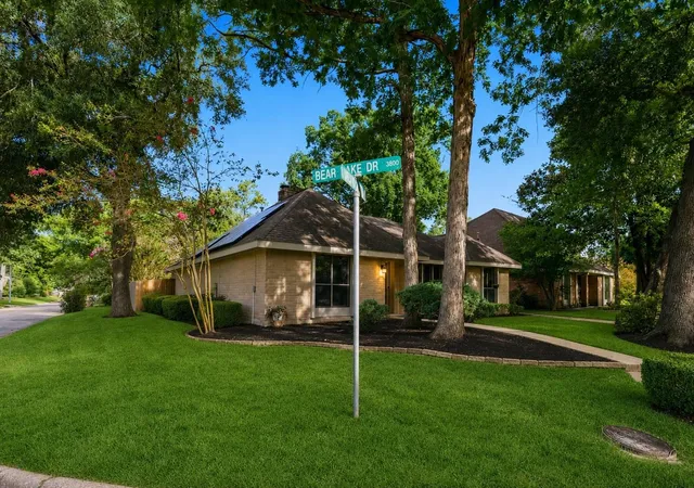 Photo 3 of Sale Pending at 3811 Honey Brk Dr, Kingwood, TX 77345 | MLS# 6511559 | Listing updated on 2026-09-16