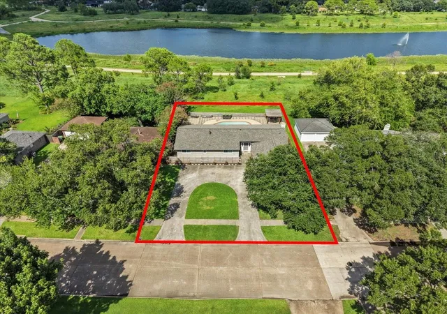 2nd image of 15319 Diana Ln, Houston, TX 77062 | MLS# 78558265