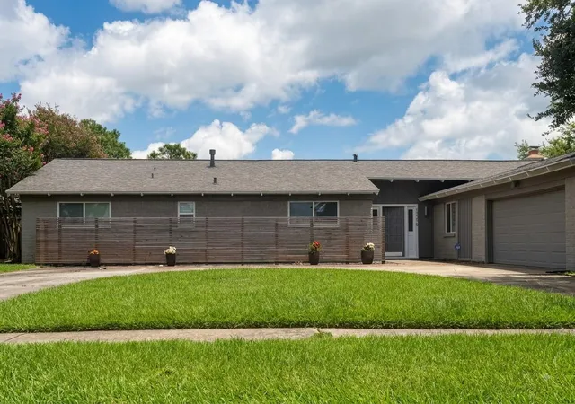3rd image of 15319 Diana Ln, Houston, TX 77062 | MLS# 78558265
