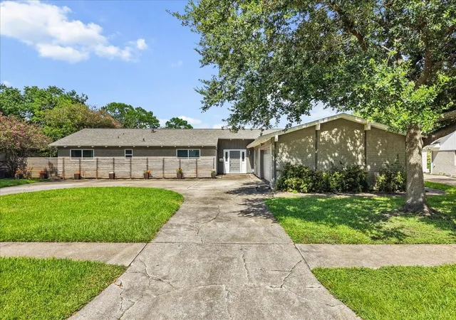 4th image of 15319 Diana Ln, Houston, TX 77062 | MLS# 78558265