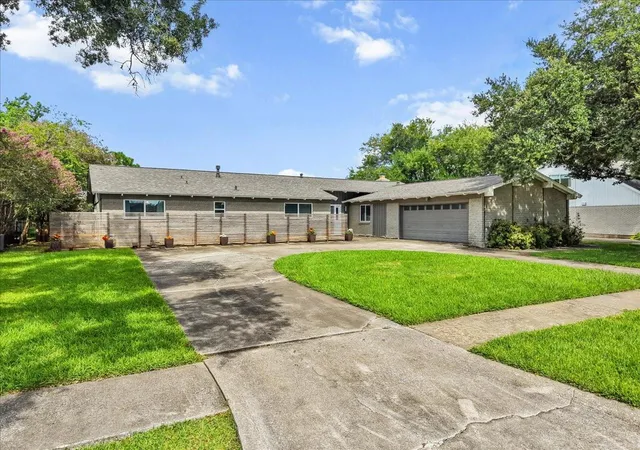 5th image of 15319 Diana Ln, Houston, TX 77062 | MLS# 78558265