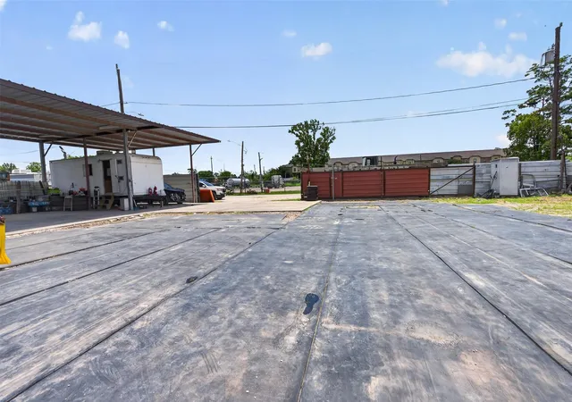 Photo 2 of Sale Pending at 7521 Parkhurst Dr, Houston, TX 77028 | MLS# 89096291 | Listing updated on 2026-09-11