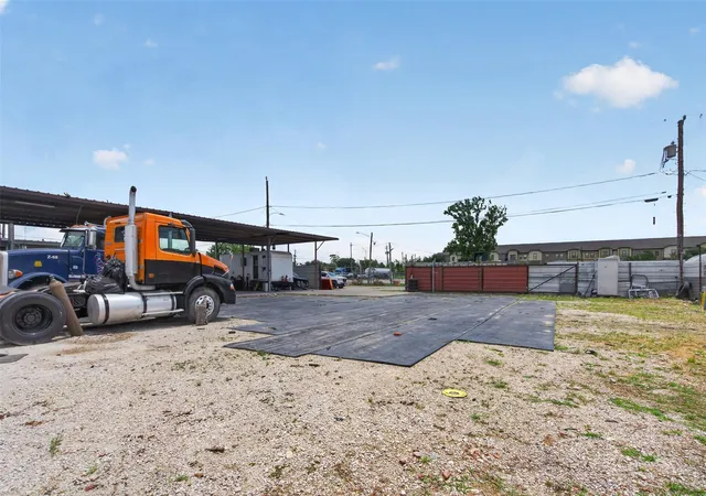 Photo 3 of Sale Pending at 7521 Parkhurst Dr, Houston, TX 77028 | MLS# 89096291 | Listing updated on 2026-09-11