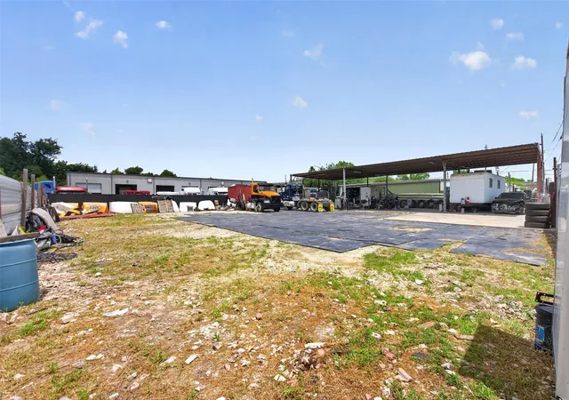 Photo 4 of Sale Pending at 7521 Parkhurst Dr, Houston, TX 77028 | MLS# 89096291 | Listing updated on 2026-09-11