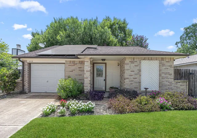 Homes for sale in Sugar Land, TX | 10719 Lakewood Oaks Dr, Sugar Land, TX 77498 | MLS# 75403065