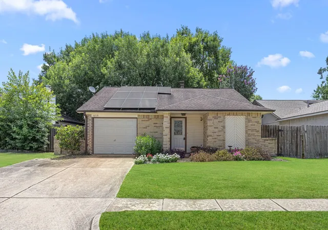 Homes for sale in Sugar Land, TX | 10719 Lakewood Oaks Dr, Sugar Land, TX 77498 | MLS# 75403065