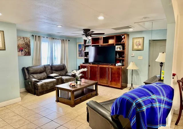 3rd image of 4511 Majestic St, Houston, TX 77026 | MLS# 40614702