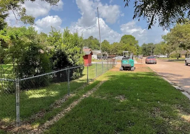 24th image of 210 Southern Oaks Dr, Lake Jackson, TX 77566 | MLS# 90429916