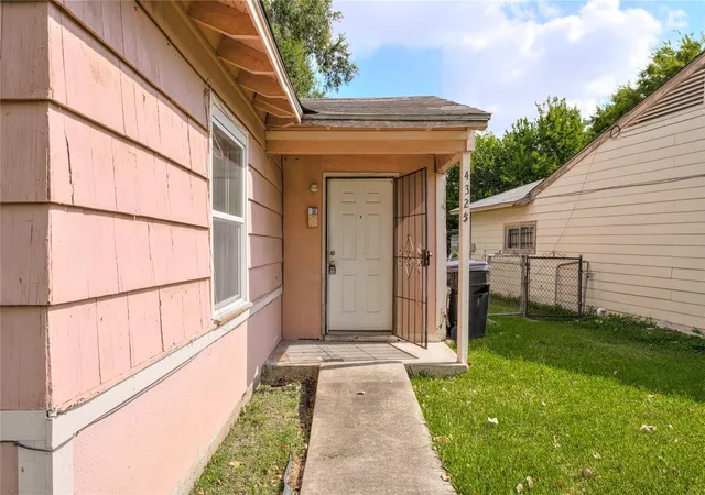 Photo 2 of Single family home for sale at 4325 Kay Cir, Houston, TX 77051 | MLS# 35449526 | Listing updated on 2026-08-28