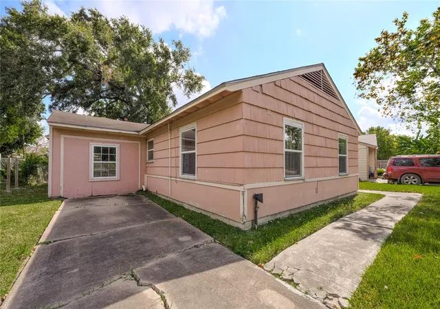 Photo 3 of Single family home for sale at 4325 Kay Cir, Houston, TX 77051 | MLS# 35449526 | Listing updated on 2026-08-28