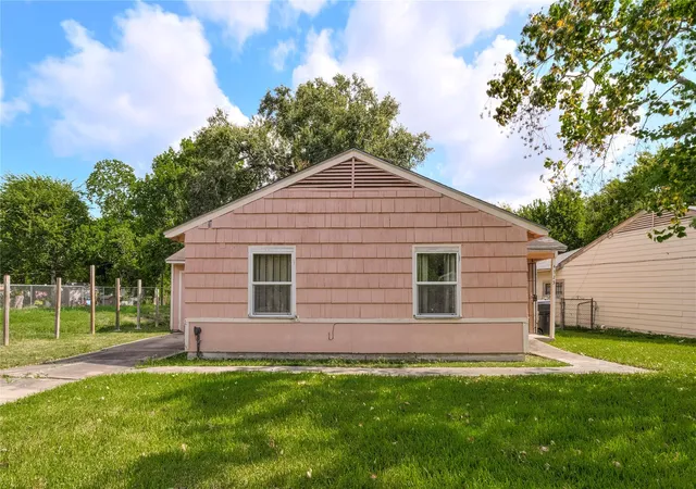 Photo 4 of Single family home for sale at 4325 Kay Cir, Houston, TX 77051 | MLS# 35449526 | Listing updated on 2026-08-28