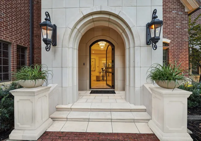 Photo 3 of Mansion for sale at 918 Huntington Cvs, Houston, TX 77063 | MLS# 14727276 | Listing updated on 2026-09-27