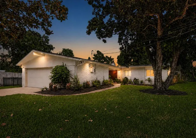 3rd image of 514 S Shadowbend Ave, Friendswood, TX 77546 | MLS# 79034345