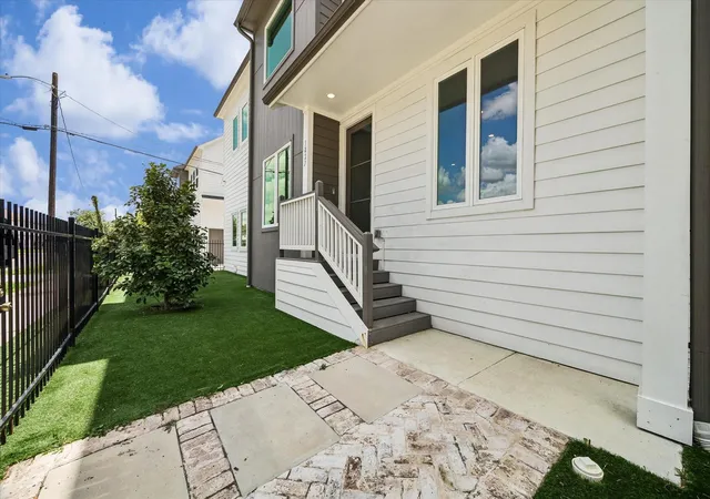 Photo 3 of Sale Pending at 3827 Arlington St, Houston, TX 77018 | MLS# 83865357 | Listing updated on 2026-09-10