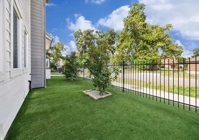 Photo 3 of Sale Pending at 3827 Arlington St, Houston, TX 77018 | MLS# 83865357 | Listing updated on 2026-09-10