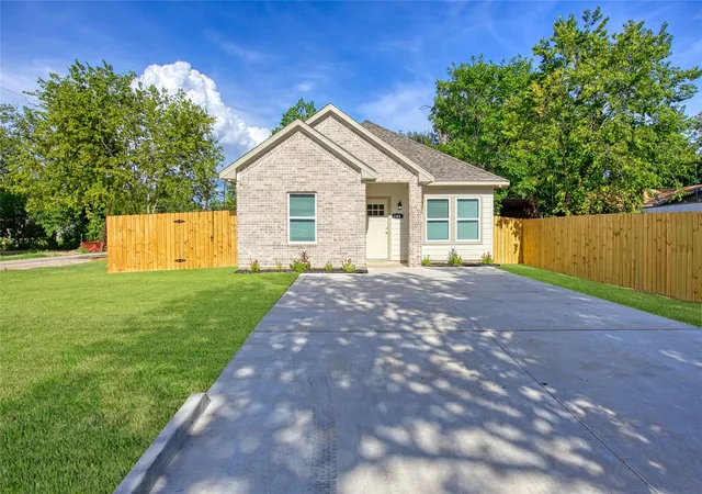2nd image of 706 Ashville St, Navasota, TX 77868 | MLS# 46173413