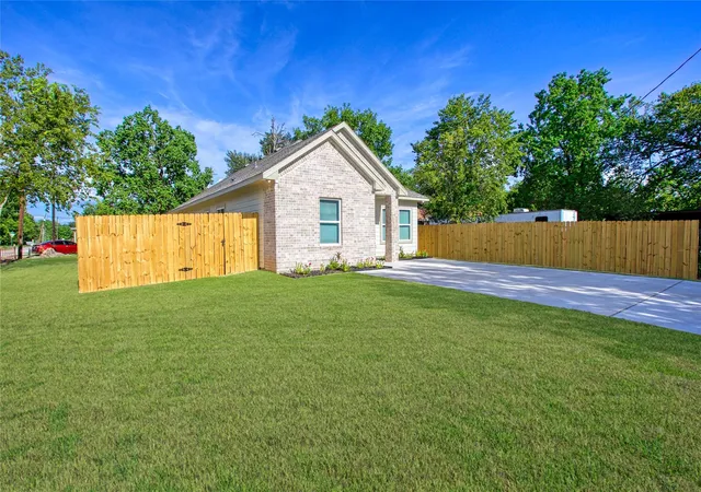 Photo 3 of Single family home for sale at 706 Ashville St, Navasota, TX 77868 | MLS# 46173413 | Listing updated on 2026-09-20