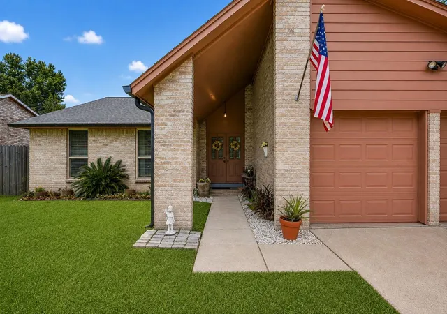2nd image of 17411 Huntersglen Cir, Humble, TX 77396 | MLS# 62958675