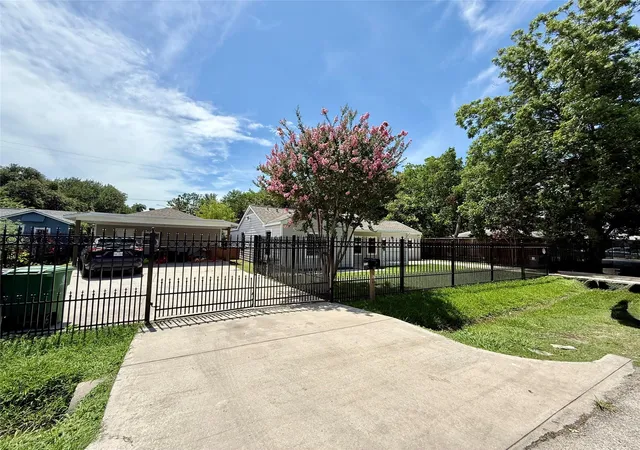 2nd image of 5701 Luna St, Houston, TX 77076 | MLS# 92425002