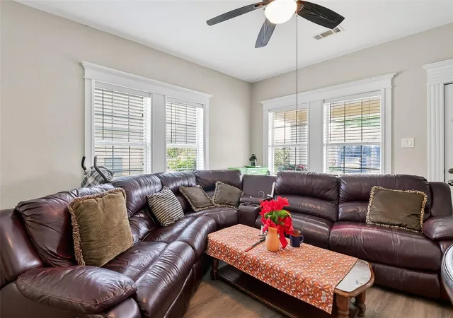 3rd image of 6832 Avenue I, Houston, TX 77011 | MLS# 35924598