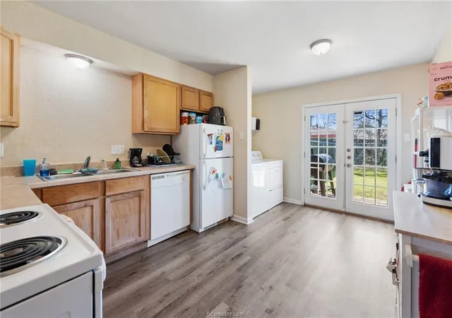 Listing Photo 4 - Condo for sale in building located at 1200-1202 Georgia St, College Station, TX 77840