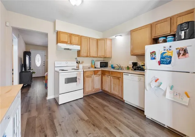 Listing Photo 5 - Condo for sale in building located at 1200-1202 Georgia St, College Station, TX 77840