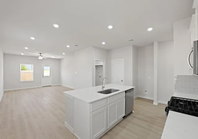 Photo 4 of Single family home for sale at 400 Long Branch Dr, Dayton, TX 77535 | MLS# 23250553 | Listing updated on 2026-10-08