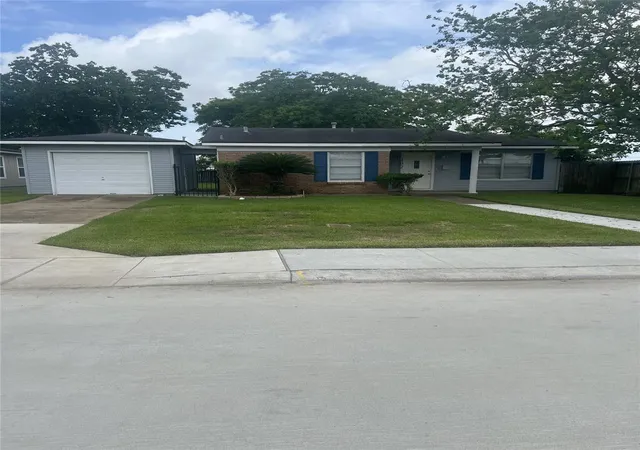 2nd image of 102 Forest Oaks Ln, Lake Jackson, TX 77566 | MLS# 41553097
