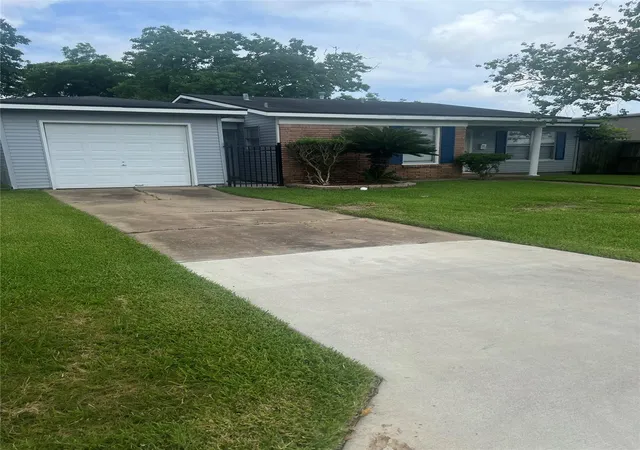 3rd image of 102 Forest Oaks Ln, Lake Jackson, TX 77566 | MLS# 41553097