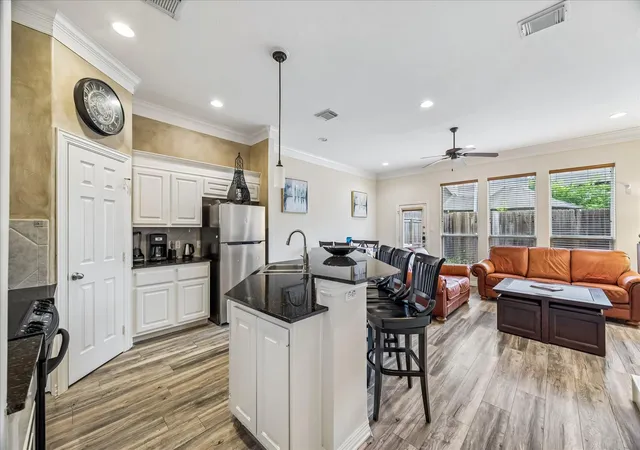 Photo 4 of Townhouse for sale at 1950 Gentryside Dr, Houston, TX 77077 | MLS# 11138343 | Listing updated on 2026-06-21