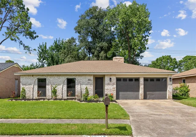1st image of 16910 David Glen Dr, Friendswood, TX 77546 | MLS# 2578331