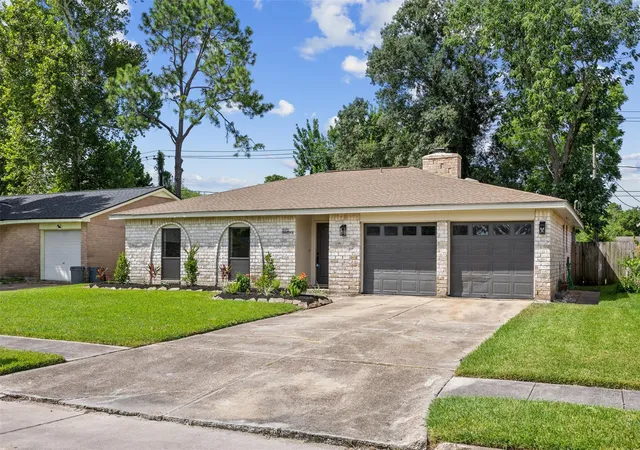 2nd image of 16910 David Glen Dr, Friendswood, TX 77546 | MLS# 2578331