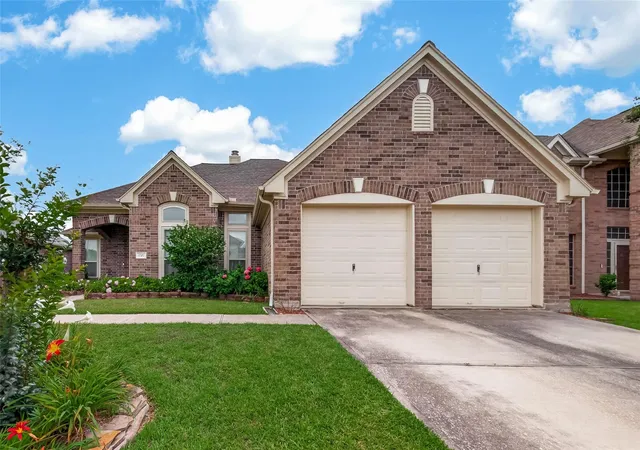 Homes for sale in Baytown, TX | 1707 Country Club Cove Dr, Baytown, TX 77521 | MLS# 50740777