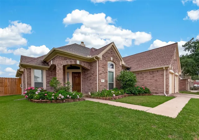 Homes for sale in Baytown, TX | 1707 Country Club Cove Dr, Baytown, TX 77521 | MLS# 50740777