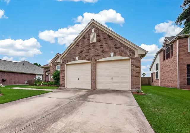 Homes for sale in Baytown, TX | 1707 Country Club Cove Dr, Baytown, TX 77521 | MLS# 50740777