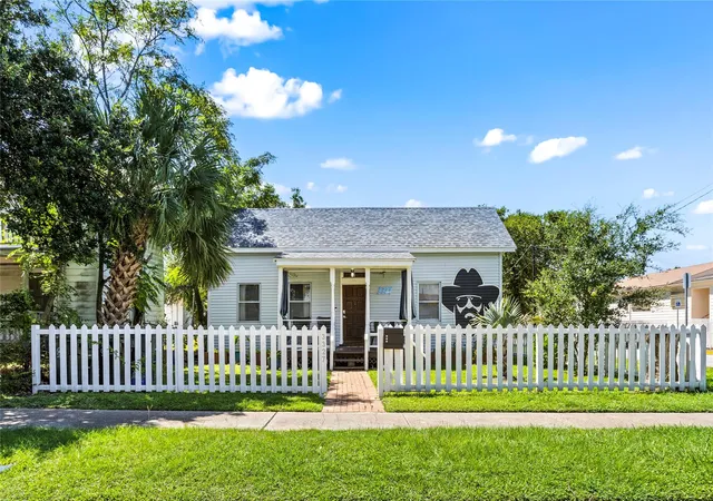 Photo 3 of Single family home for sale at 3327 Ursuline St, Galveston, TX 77550 | MLS# 20535458 | Listing updated on 2026-09-02
