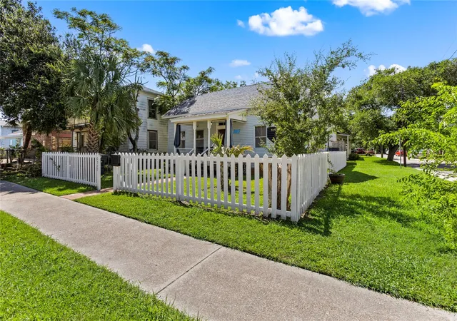 Photo 3 of Single family home for sale at 3327 Ursuline St, Galveston, TX 77550 | MLS# 20535458 | Listing updated on 2026-09-02
