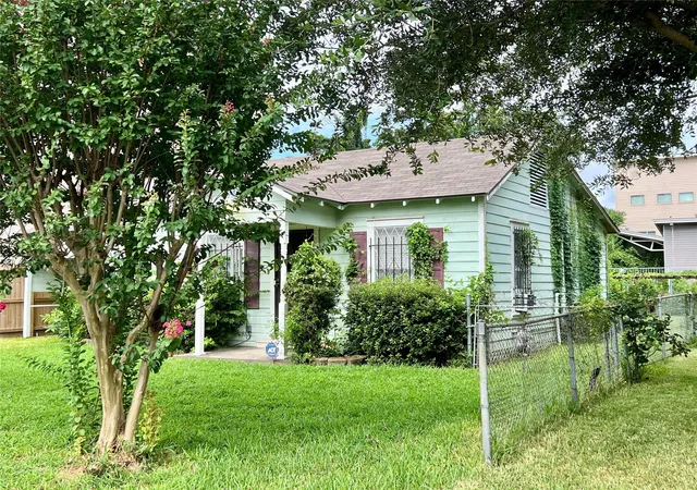 Photo 2 of Single family home for sale at 2507 Couch St, Houston, TX 77008 | MLS# 33353295 | Listing updated on 2026-07-04
