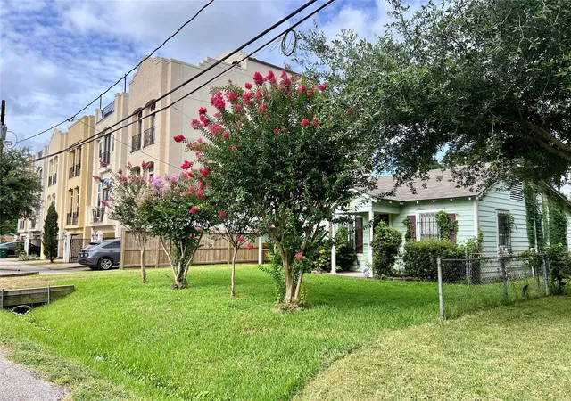 Photo 3 of Single family home for sale at 2507 Couch St, Houston, TX 77008 | MLS# 33353295 | Listing updated on 2026-07-04