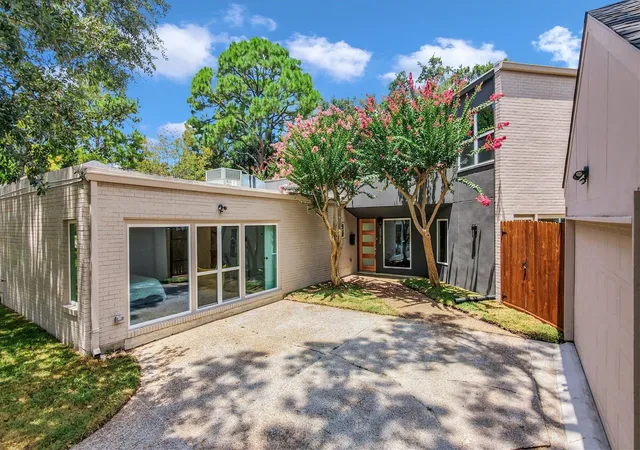3rd image of 10722 Ella Lee Ln, Houston, TX 77042 | MLS# 78701880