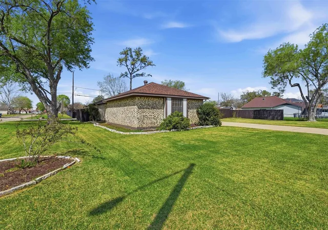 Photo 3 of Single family home for sale at 815 Wisconsin St, South Houston, TX 77587 | MLS# 41107732 | Listing updated on 2026-08-27