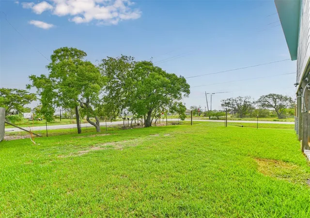 Photo 4 of Single family home for sale at 1004 20Th St, Dickinson, TX 77539 | MLS# 46154894 | Listing updated on 2026-08-29