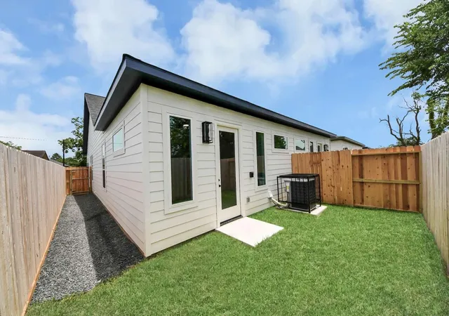 4th image of 7906 Gladstone St, Houston, TX 77051 | MLS# 21973885