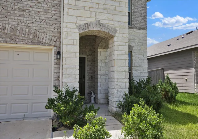 Photo 2 of Single family home for sale at 234 Pine Cavern Dr, Conroe, TX 77378 | MLS# 98068985 | Listing updated on 2026-08-26