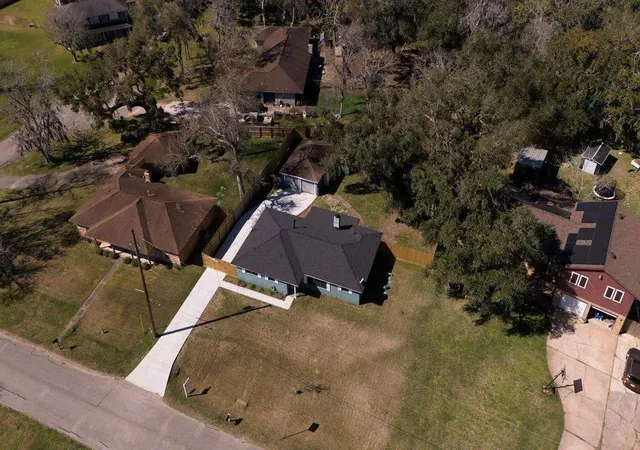 1st image of 407 Tamarind St, Lake Jackson, TX 77566 | MLS# 81670954